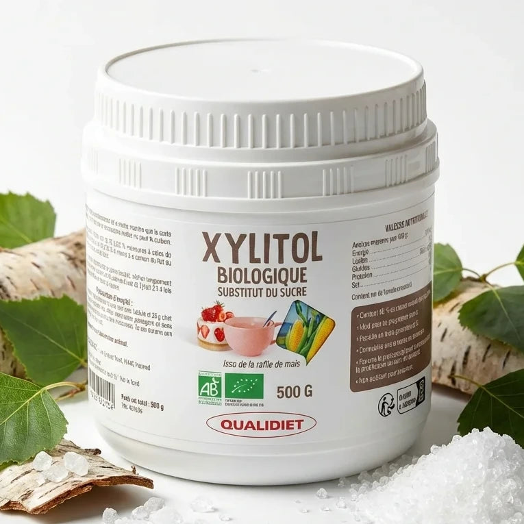 Xylitol Bio Qualidiet 500g avec feuilles de bouleau et cristaux sur fond blanc