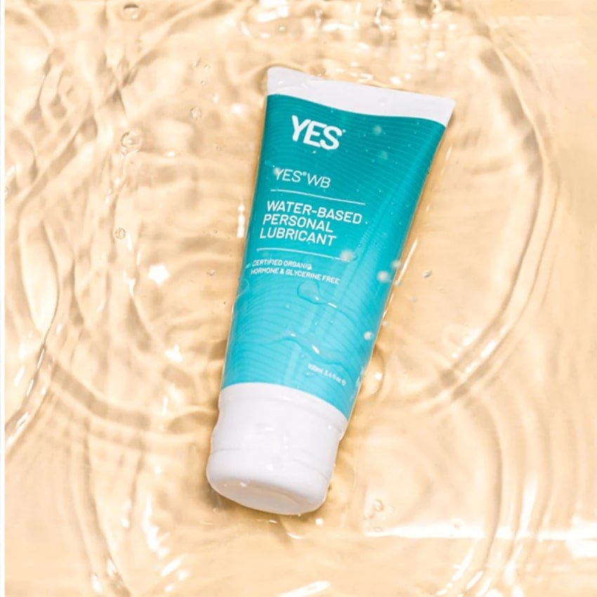 Un soin lubrifiant intime de la marque Yes WB en format 100ml dans de l'eau