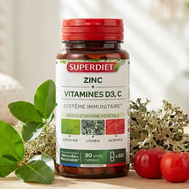 Superdiet Zinc Vitamines D3 C 60 gélules avec fruits acérola et feuilles sur surface bois