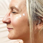 Zoom sur le visage d'une femme qui a appliqué quelques ml de la crème de jour Pur'Immortelle Propos'Nature