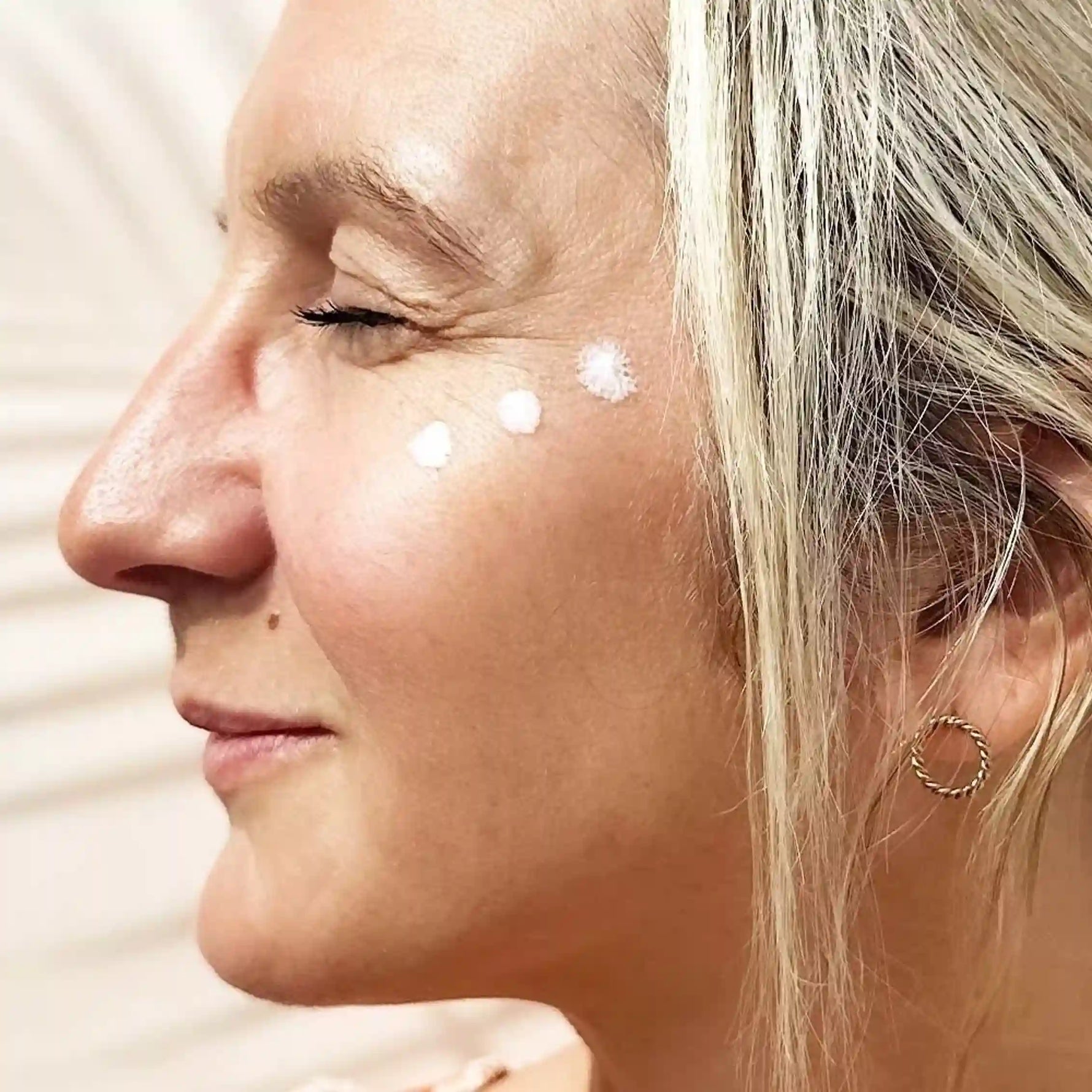 Zoom sur le visage d'une femme qui a appliqué quelques ml de la crème de jour Pur'Immortelle Propos'Nature